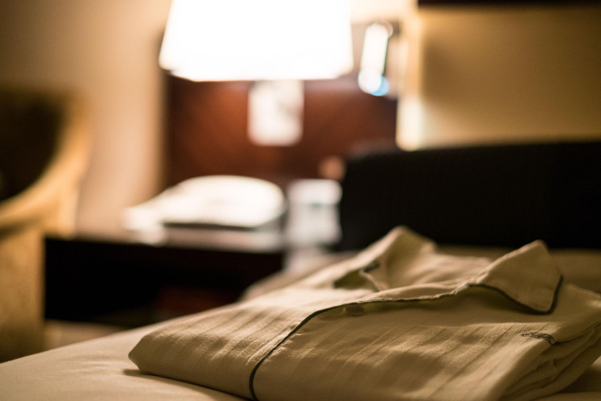 Hotel New Otani Hakata Fukuoka  Dış mekan fotoğraf A shirt left on a bed