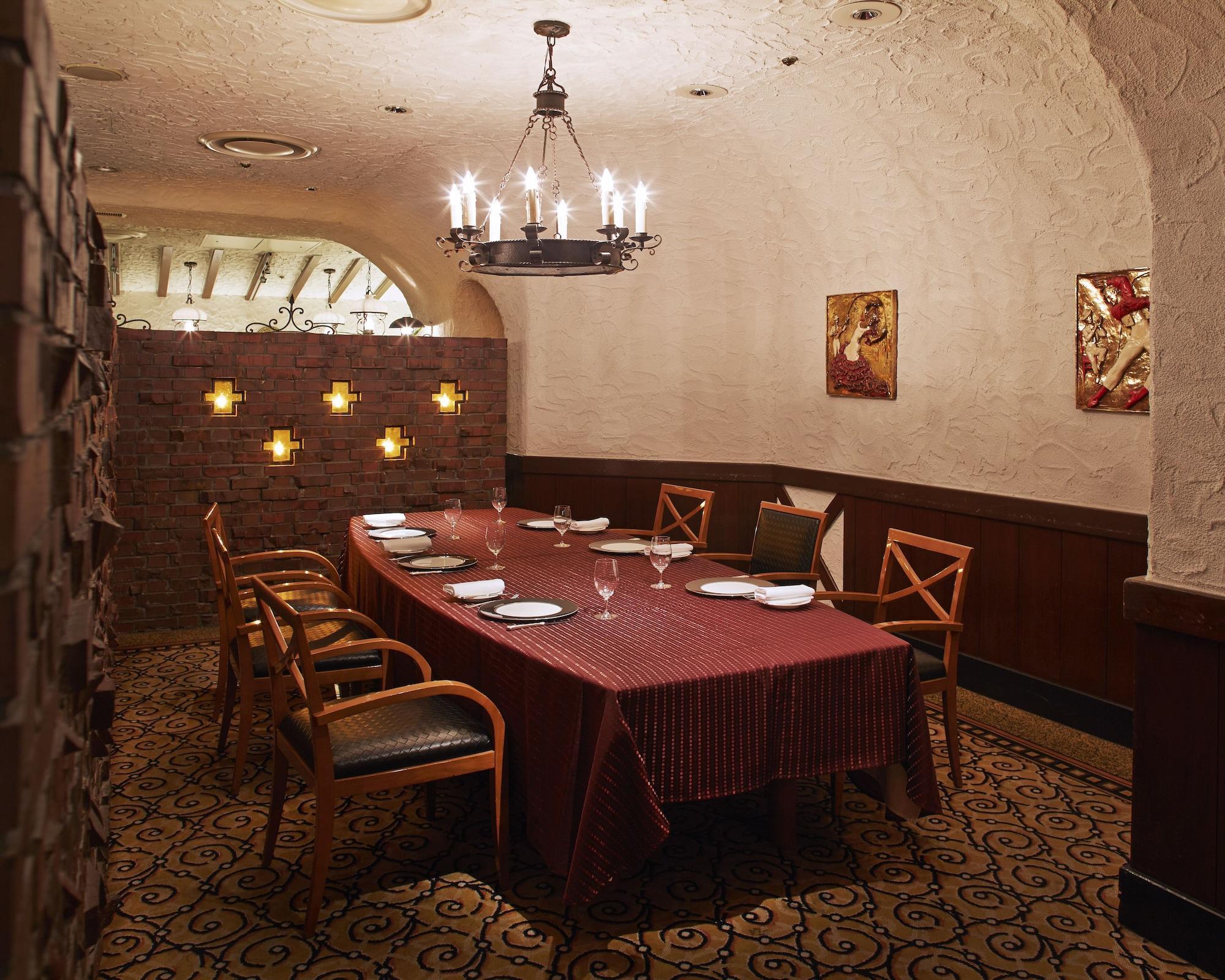 Hotel New Otani Hakata Fukuoka  Dış mekan fotoğraf The restaurant's wine cellar