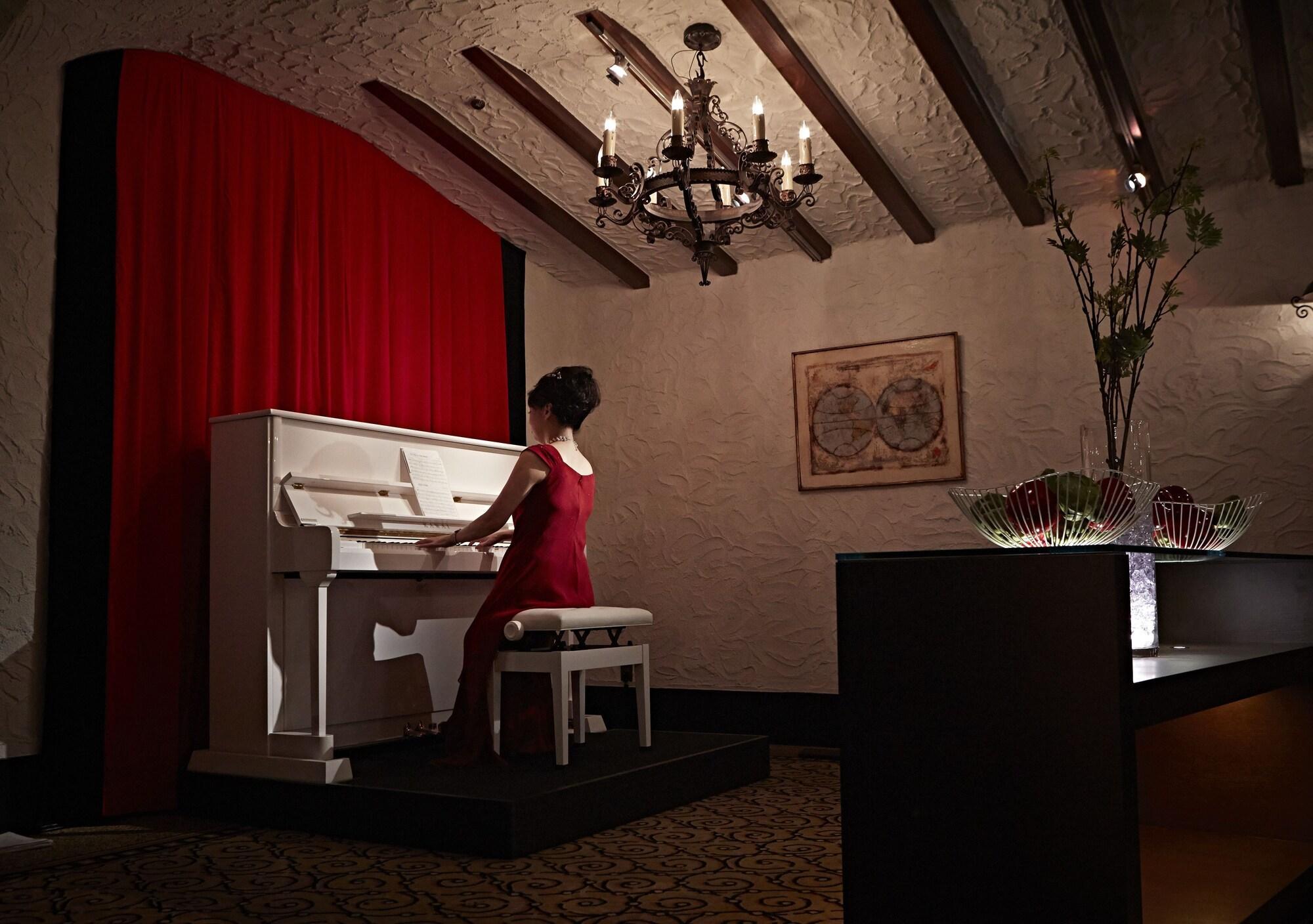 Hotel New Otani Hakata Fukuoka  Dış mekan fotoğraf A piano player at the lobby of the hotel