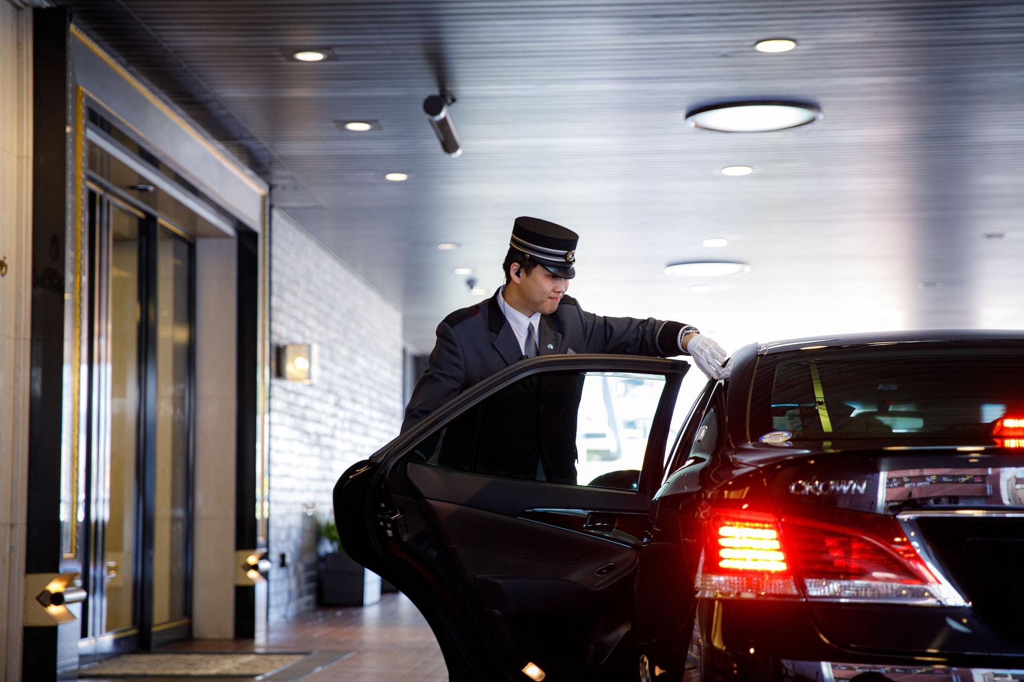 Hotel New Otani Hakata Fukuoka  Dış mekan fotoğraf A chauffeur opening a car door