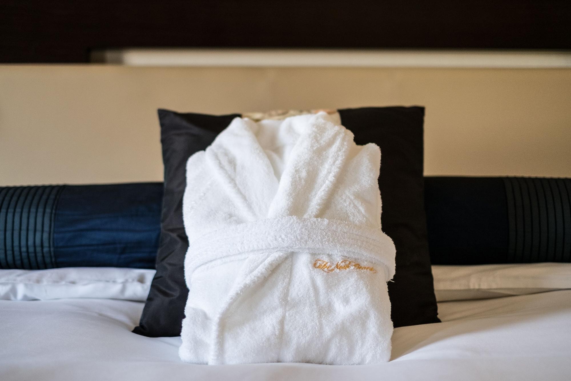 Hotel New Otani Hakata Fukuoka  Dış mekan fotoğraf A bathrobe