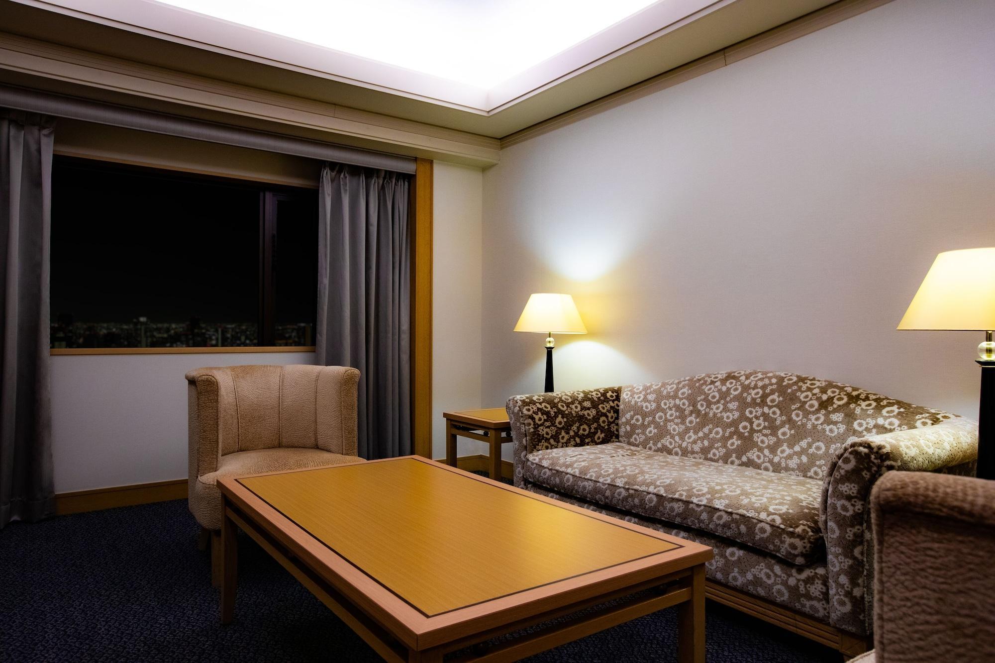 Hotel New Otani Hakata Fukuoka  Dış mekan fotoğraf A living room in a suite at the hotel