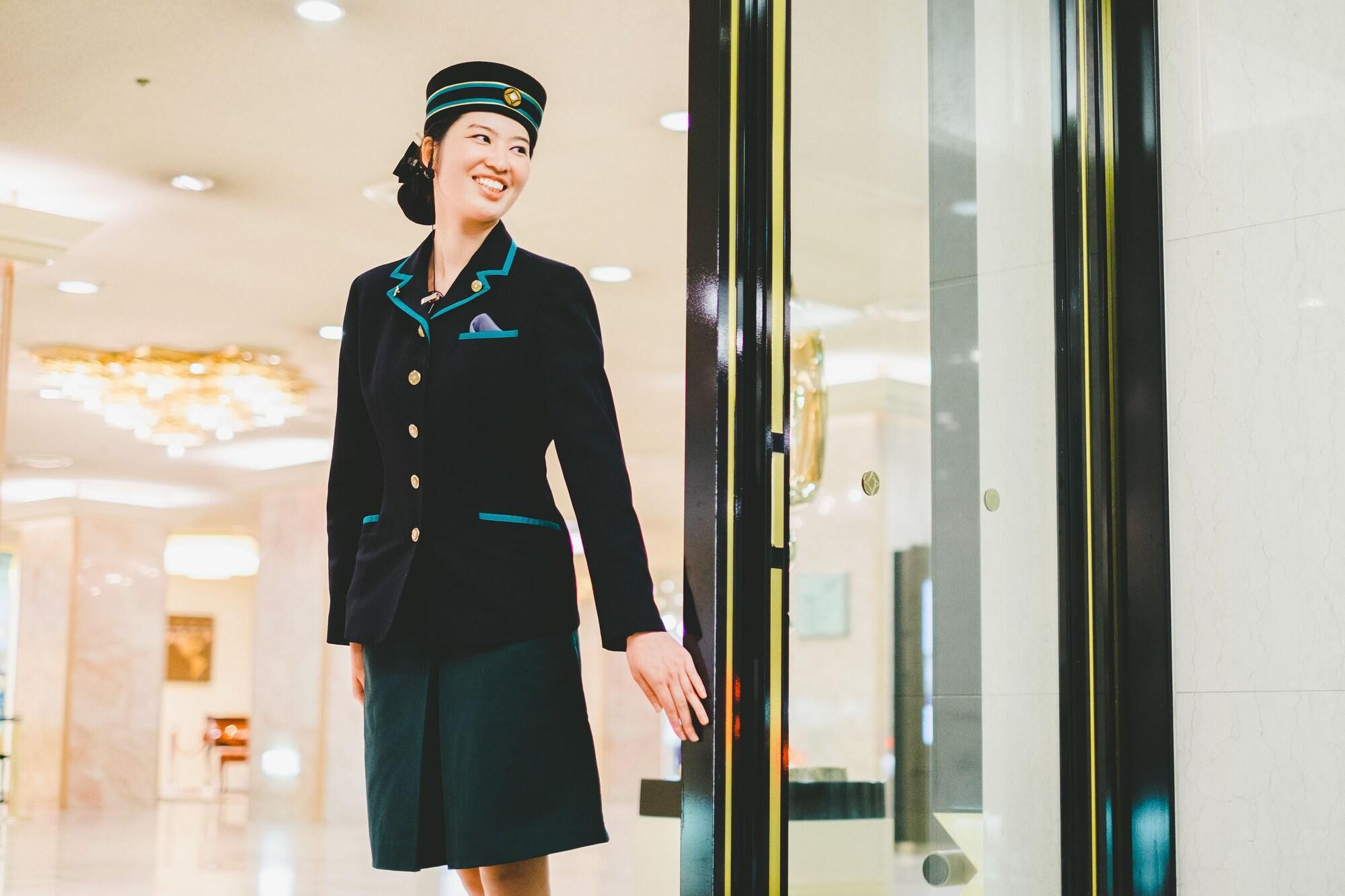 Hotel New Otani Hakata Fukuoka  Dış mekan fotoğraf A female doorman at the entrance of a hotel