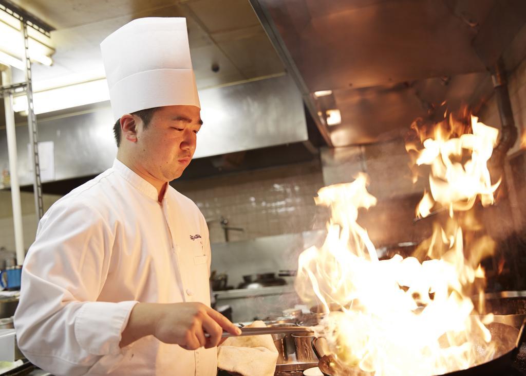 Hotel New Otani Hakata Fukuoka  Dış mekan fotoğraf A chef cooking with a wok