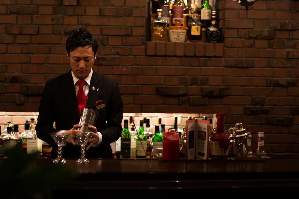 Hotel New Otani Hakata Fukuoka  Dış mekan fotoğraf A bartender at work